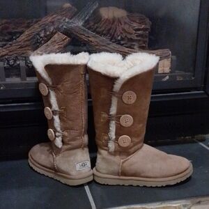 UGG Tall Triplet ll Bailey Buttons Boots Suede Sherling Wool Interior  🤎